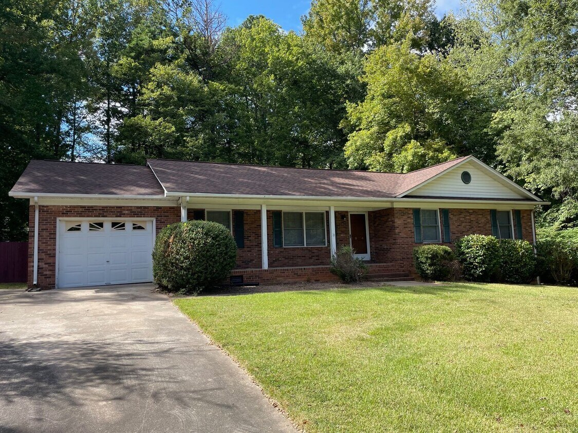 Foto principal - Beautiful 3 bed, 2 bath brick home located...
