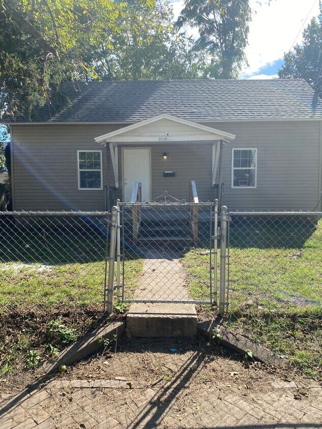 Primary Photo - Fully Remodeled 2-Bedroom Home Near Grant ...