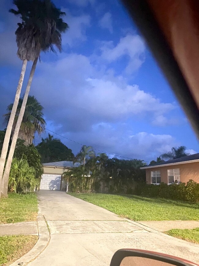 Building Photo - 135 Hawthorne Dr