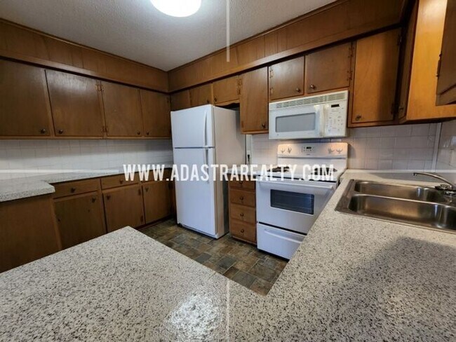 Foto del edificio - Nice and Affordable 3 Bedroom Duplex in Pa...