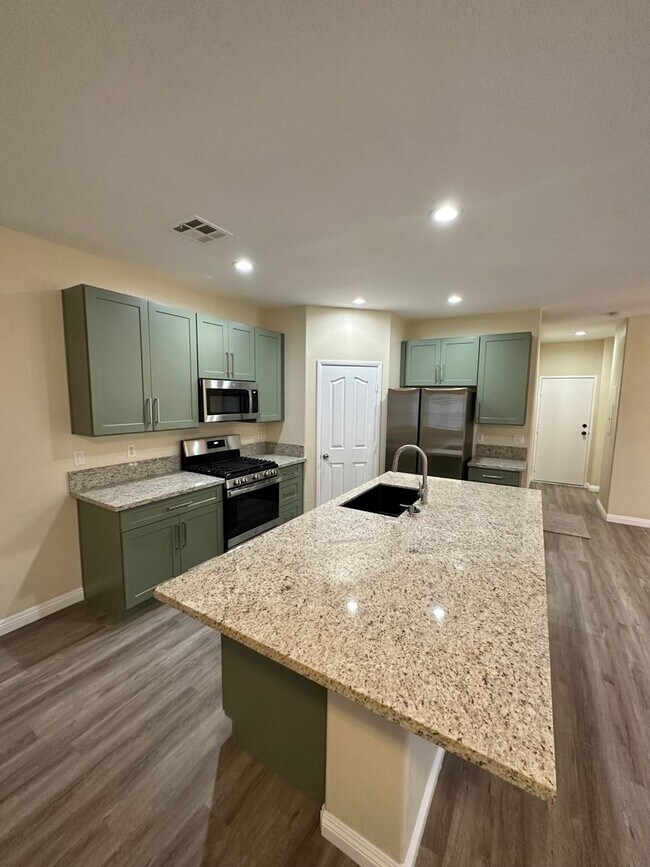 Building Photo - IMMACULATE REMODLED 2 STORY TOWNHOME IN HE...