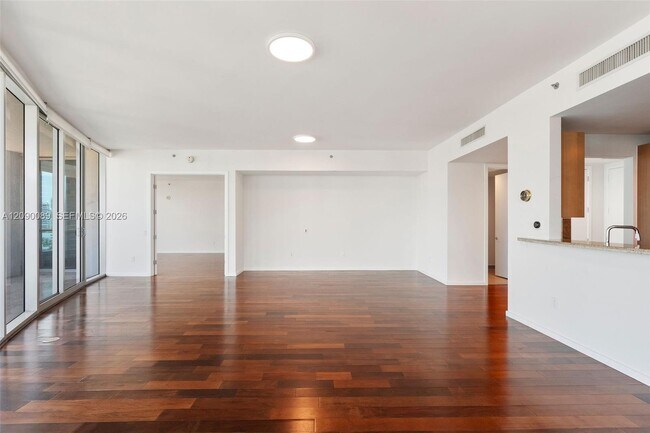 Foto del edificio - 5959 Collins Ave