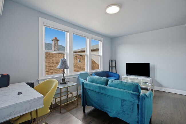 Foto del edificio - 2430 N Normandy Ave