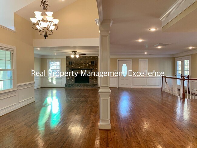 Building Photo - Impressive Residence, 4 Bed, 3.5 Bath w/2 ...