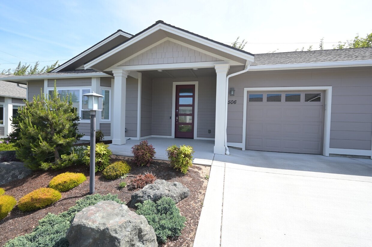 Foto principal - Very nice no-step entry, 2 bed, 2 bath, 1 ...