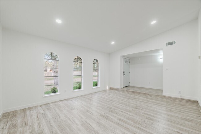 Building Photo - 2210 Stillmeadow Dr