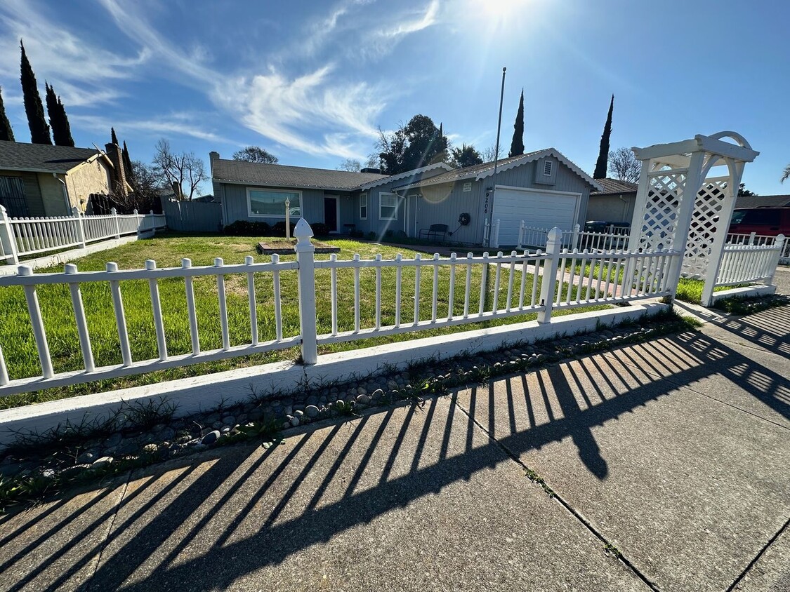 Foto del edificio - Adorable Home with Fantastic Curb Appeal