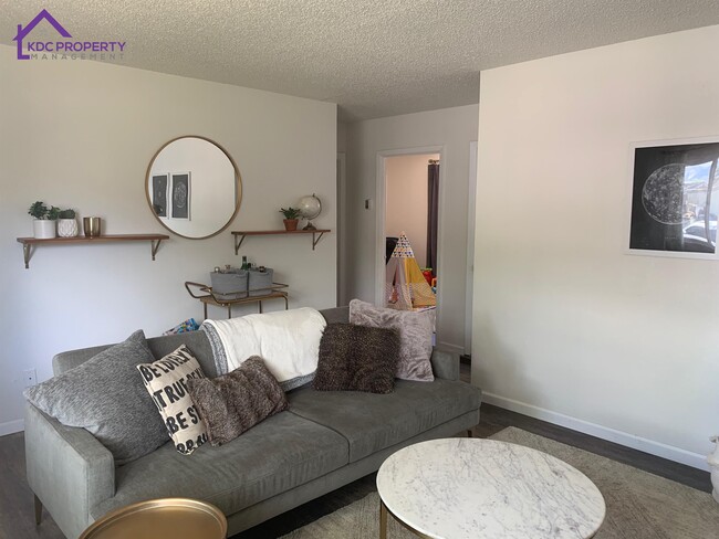 Building Photo - 2073 W Sheffield Manor