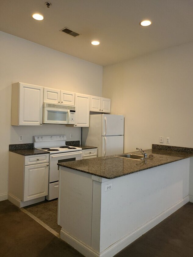 Foto principal - Large 2 Bed/1 Bath Apartment in The Victor...