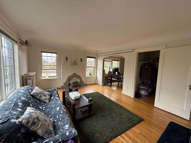 Foto del edificio - 1 Bed 1 Bath Top Floor Wallingford Condo!