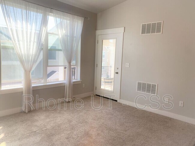 Foto del edificio - 14642 Bloom Dr