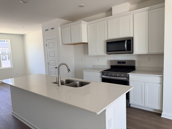 Building Photo - 563 Yosemite Wy