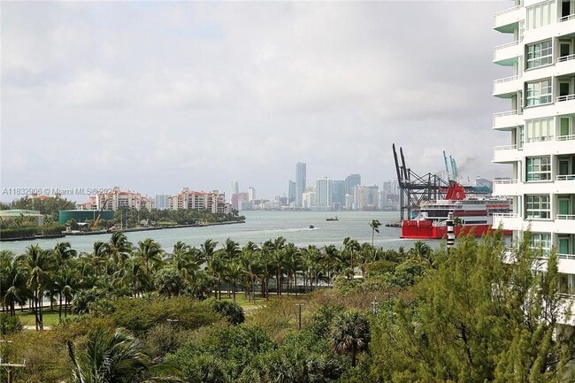 Building Photo - 100 S Pointe Dr
