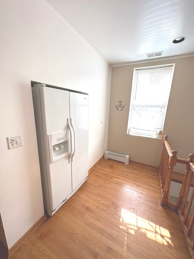 Foto del edificio - 3944 W Division St