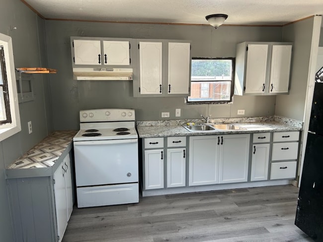 Building Photo - 100 Hidden Valley Dr