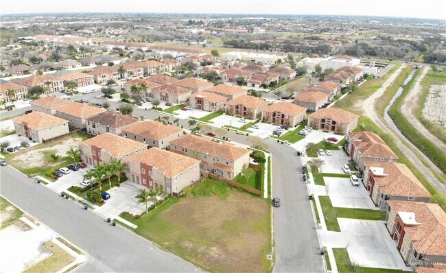 Foto del edificio - 1204 E Pineridge Ave