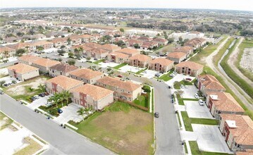 Building Photo - 1204 E Pineridge Ave