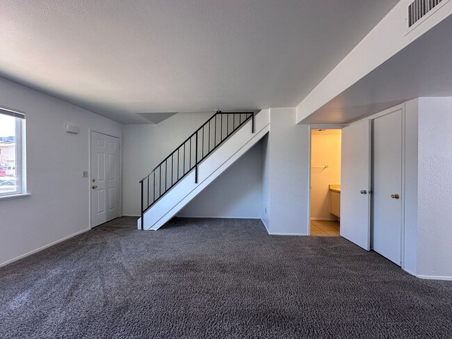 Building Photo - 2 BED 2 BATH TOWNHOME NEAR THE I-15 AND CH...