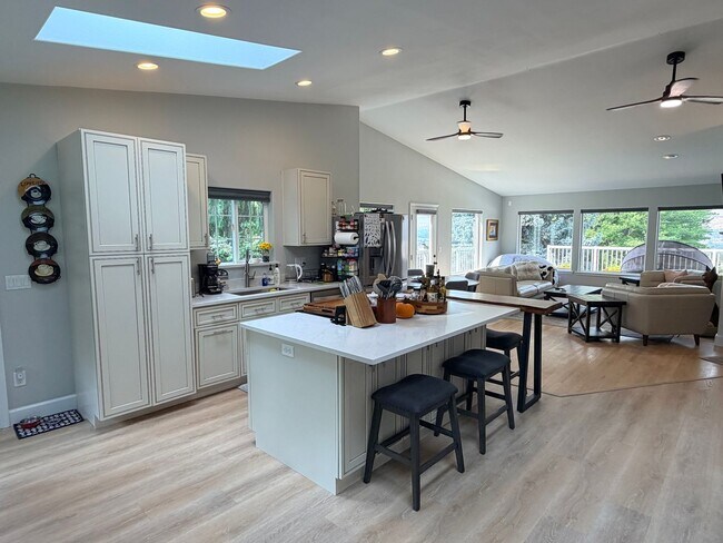 Foto del edificio - Executive 5 bed/4 bath home, POOL with pool service, decks with VIEWS, two kitchen/living room ar...