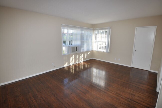 Foto del edificio - 12807-13 Burbank Blvd