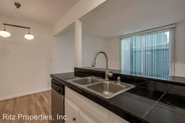 Foto del edificio - 2542 N Beachwood Dr