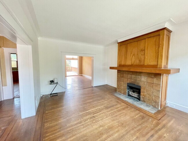 Building Photo - 4BD/3 BA Traditional Cole Valley Home - Vi...