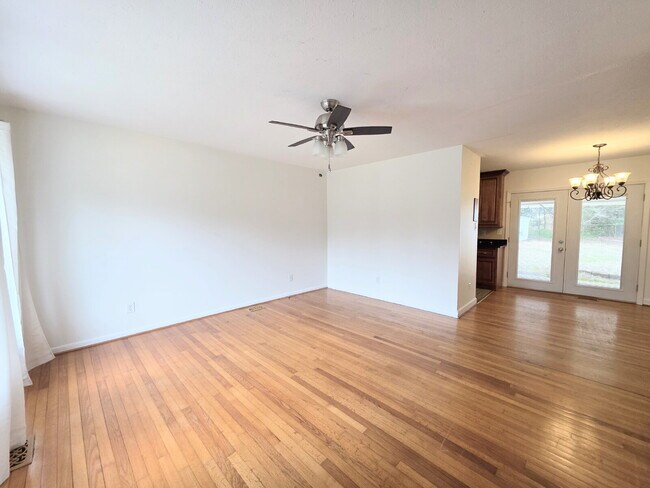 Foto del edificio - "Charming 3-Bed Oasis with Granite Touches in Fayetteville – 1600 Sq Ft of Comfort!"