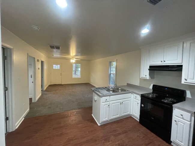 Building Photo - 1700 Norwood Dr N