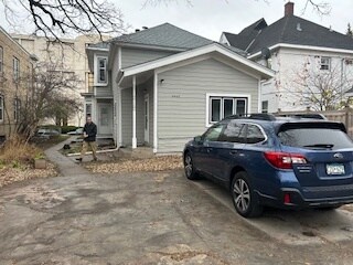 Estacionamiento gratuito fuera de la calle - 2432 Stevens Ave