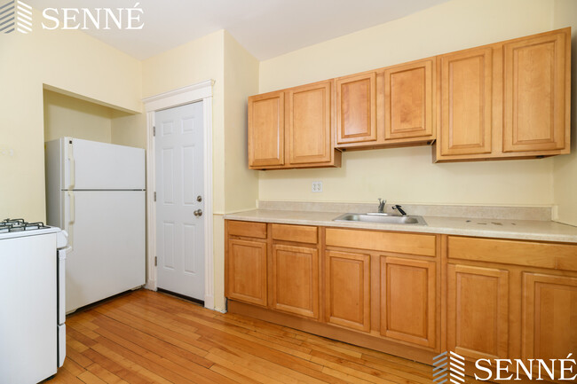 Building Photo - 6 Sherborn Ct