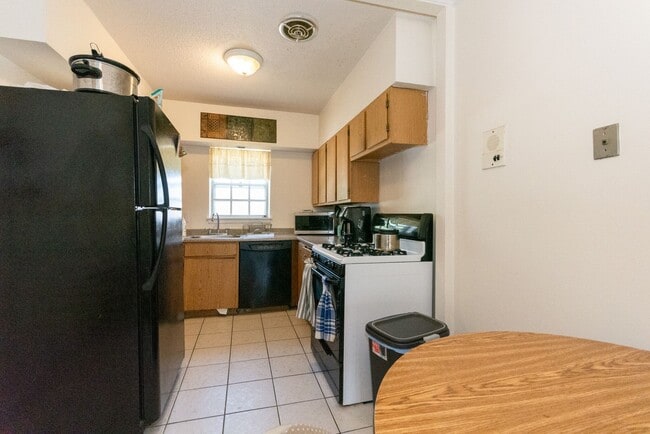Building Photo - Brighton 3 Bed – Heat & Hot Water Included – 2 Parking Spots – No Fee