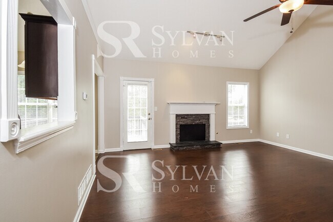 Building Photo - Don't miss out on this fabulous home!