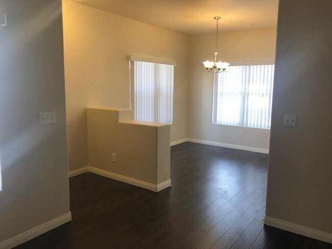 Foto del edificio - AMAZING 2 BDRM CONDO, READY FOR MOVE IN ON...