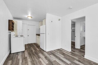 Building Photo - 203 4th Ave S