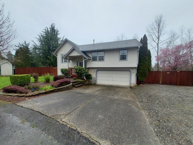 Building Photo - 4 bedroom 2.75 bath, Huge Fenced Yard with Landscaping Included!!