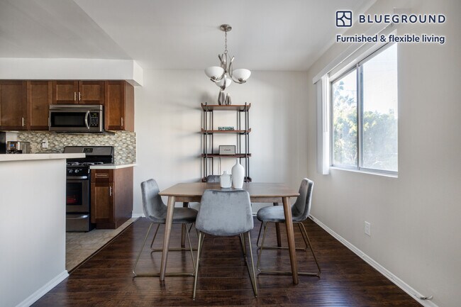 Foto del edificio - 311 S Doheny Dr