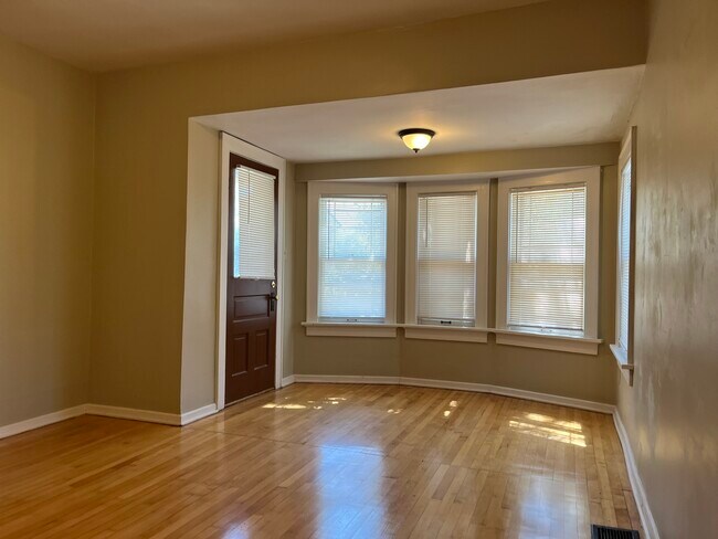 Foto del edificio - 352 E Rosedale Ave