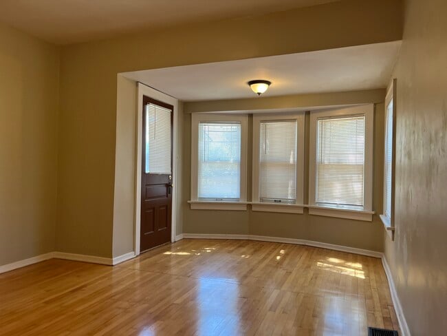 Building Photo - 352 E Rosedale Ave