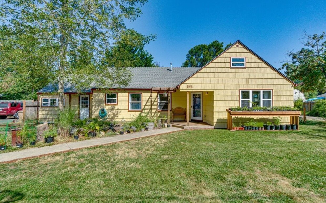 Foto principal - Soulful Milwaukie Farmhouse– Solar Panels,...