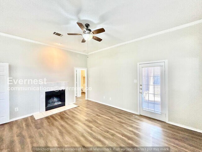 Building Photo - 3 Bed, 2 Bath Home with Fenced Yard & Garage / Pet-Friendly / Available Now!