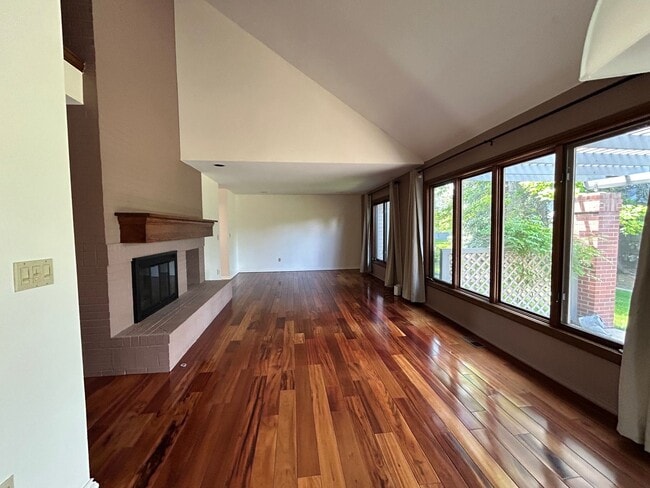Building Photo - Gorgeous 4 Bedroom Townhome Steps from Bou...