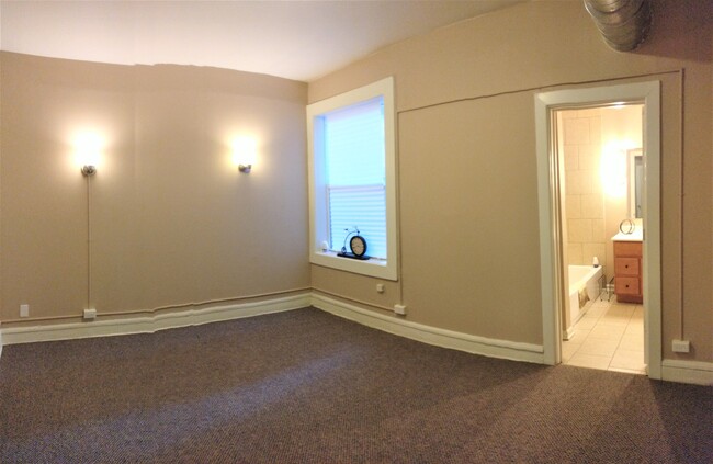 Building Photo - 6030 S Eberhart Ave
