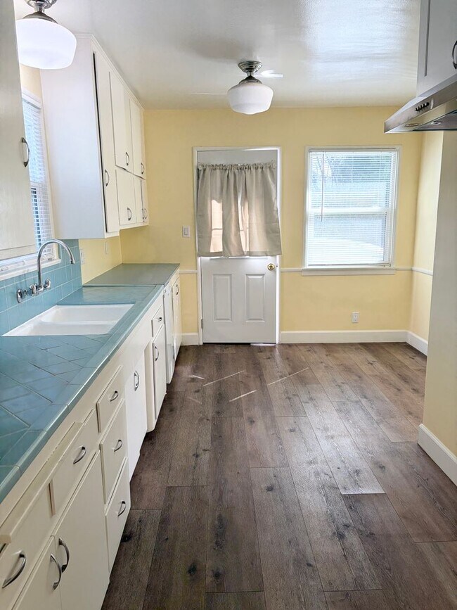 Foto del edificio - Spacious 3-Bedroom Home with Bonus Room, Bright Sunroom & Large Backyard