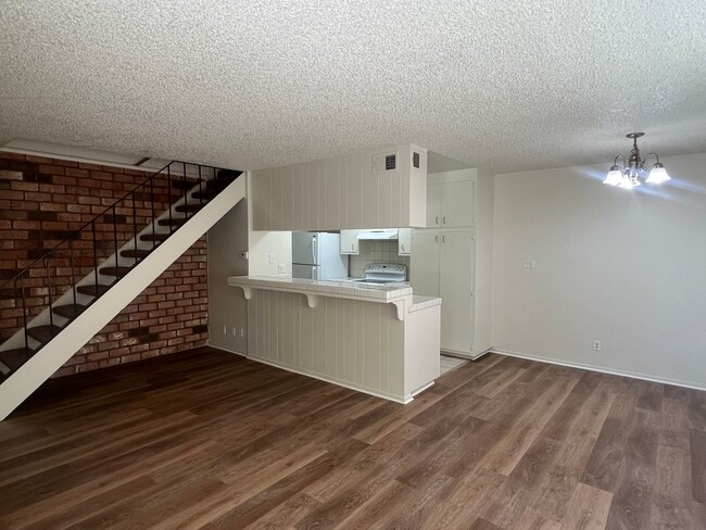 Building Photo - UPDATED 2 BEDROOM CONDO!!