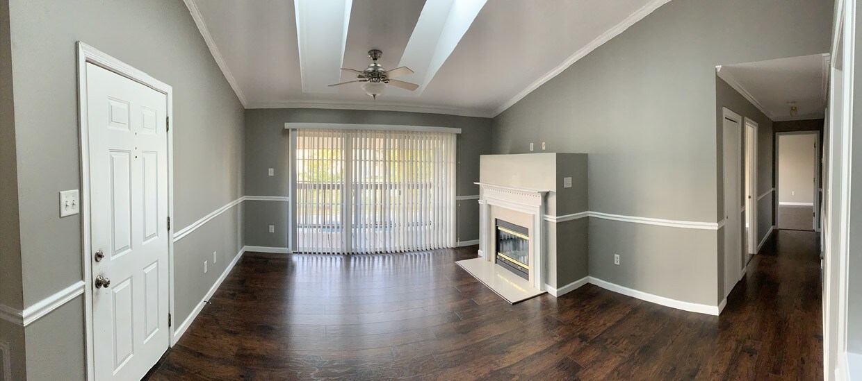 Living area with skylights - 173 Brookland Ct