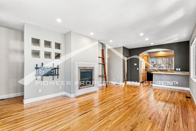 Building Photo - Lovely 3 Story Townhome with Fireplace and...