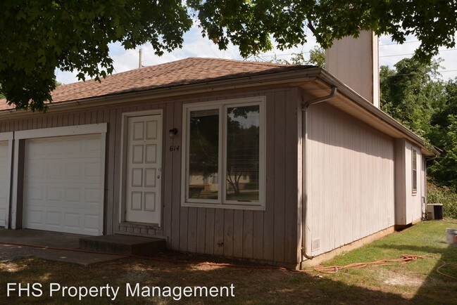 Building Photo - 2 br, 1 bath House - 614 W. Edgewood St