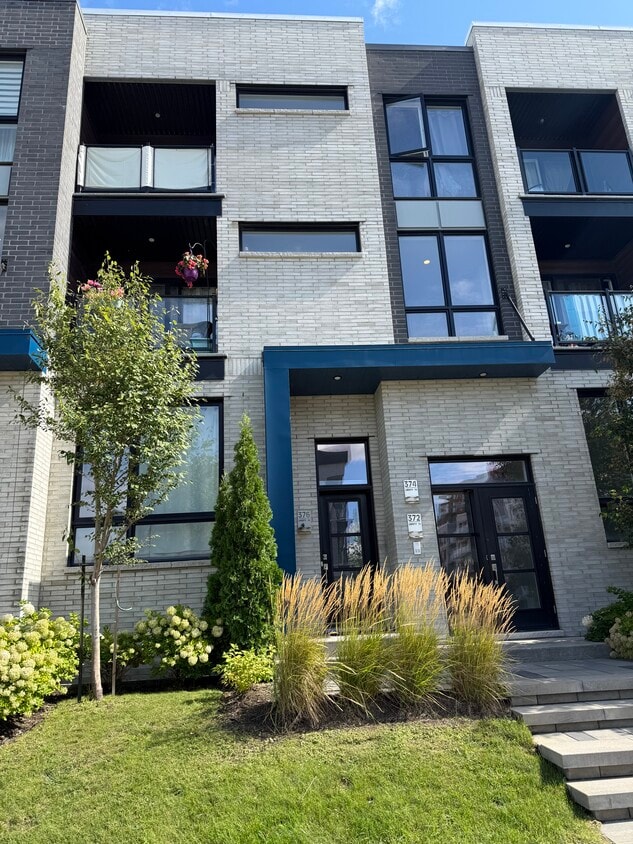 Front view - 372 Rue D'émeraude