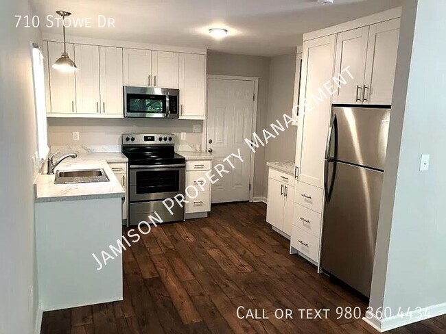 Building Photo - 710 Stowe Dr