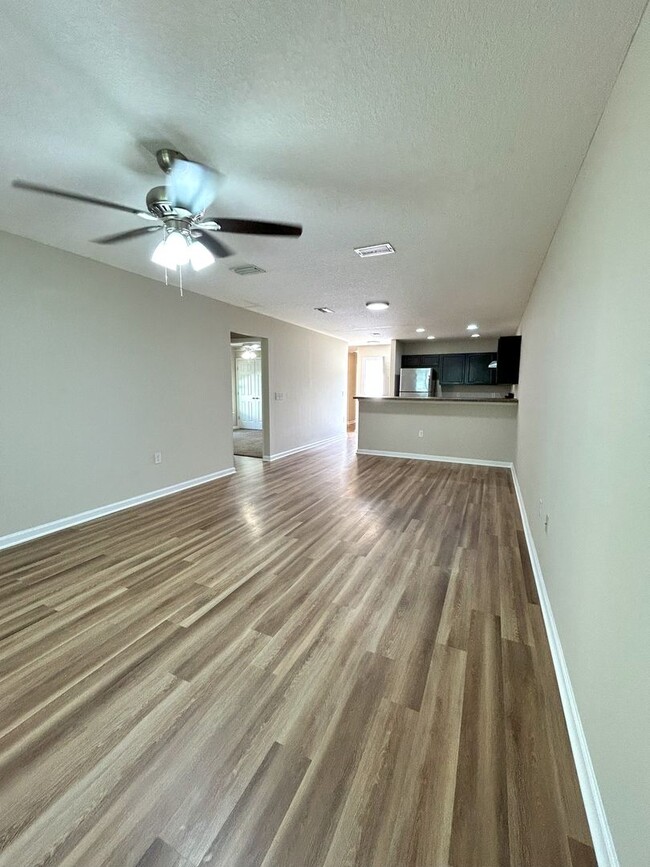 Foto del edificio - GREAT PRICE ON THIS 18mo LEASE - A 3/2 Dup...